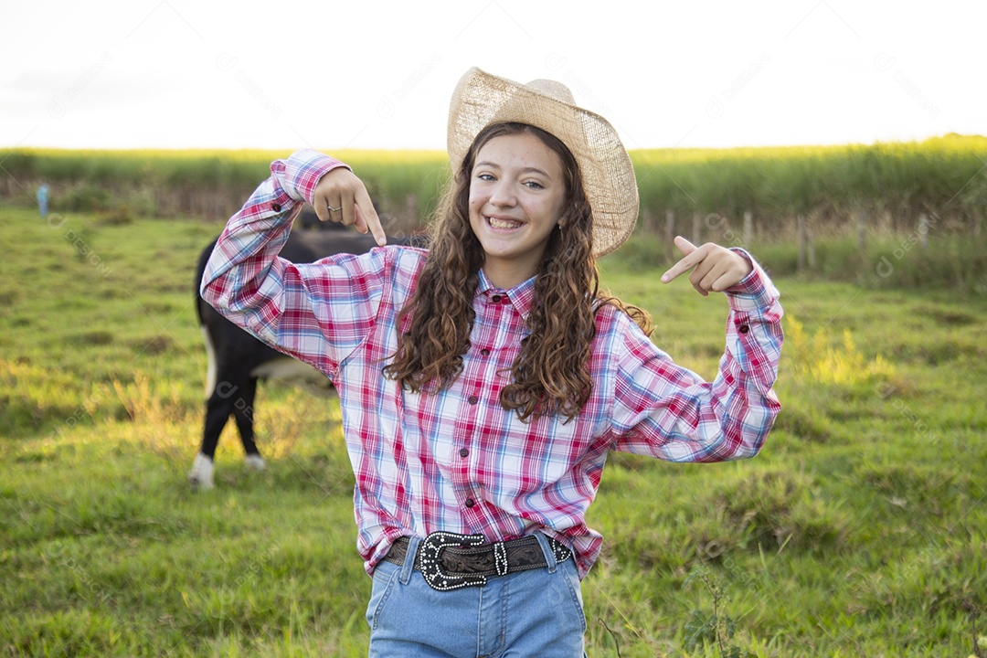 Linda mulher jovem sobre fazenda