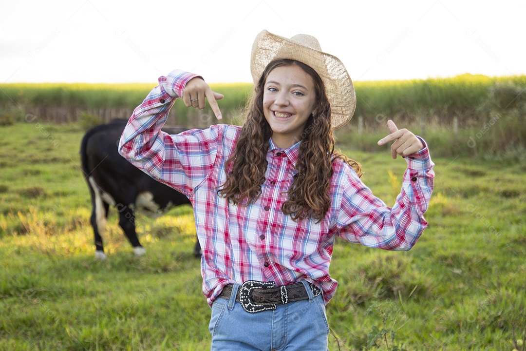 Mulher jovem fazendeira sobre fazenda