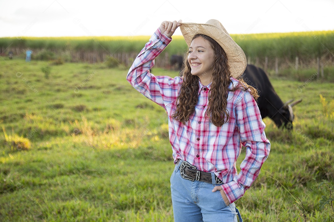 Mulher jovem fazendeira sobre fazenda
