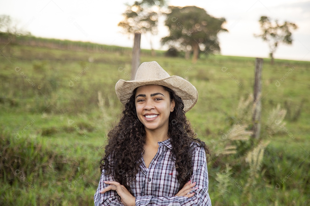 Mulher jovem fazendeira sobre fazenda