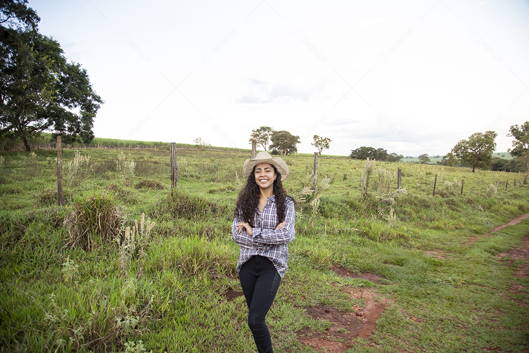 Mulher jovem fazendeira sobre fazenda