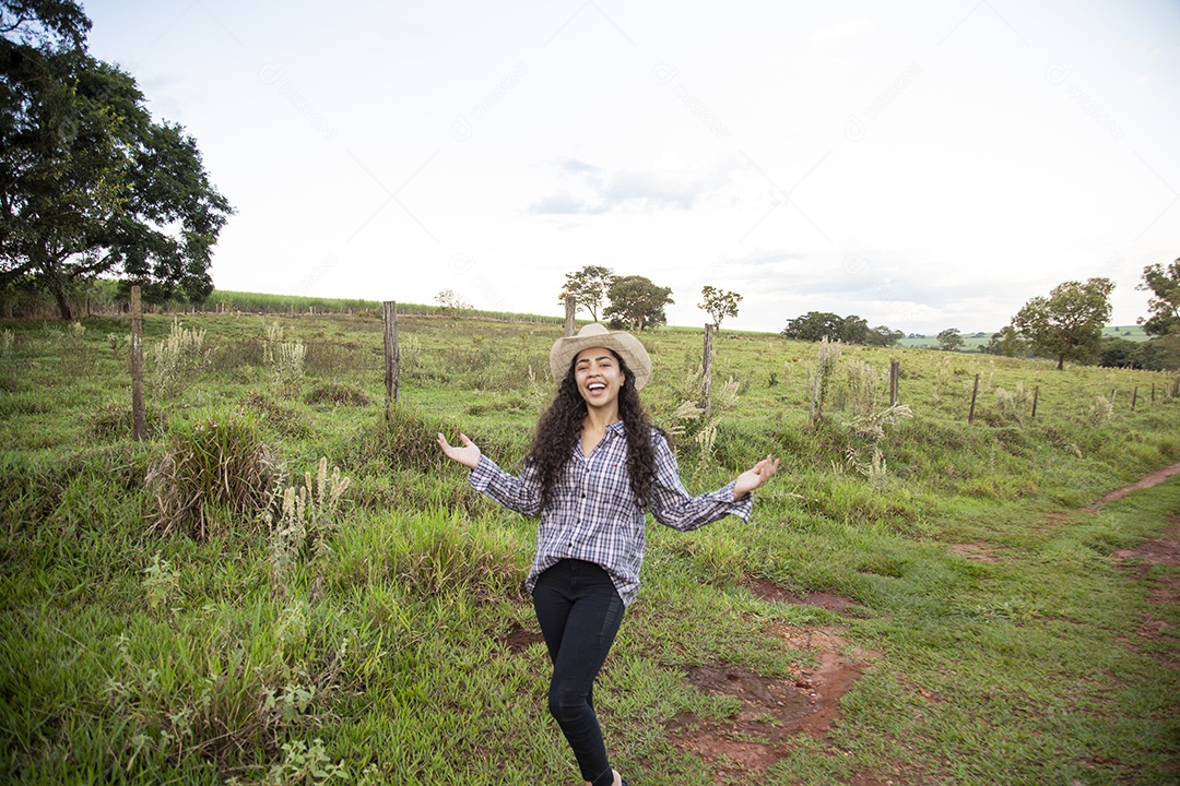 Mulher jovem fazendeira sobre fazenda
