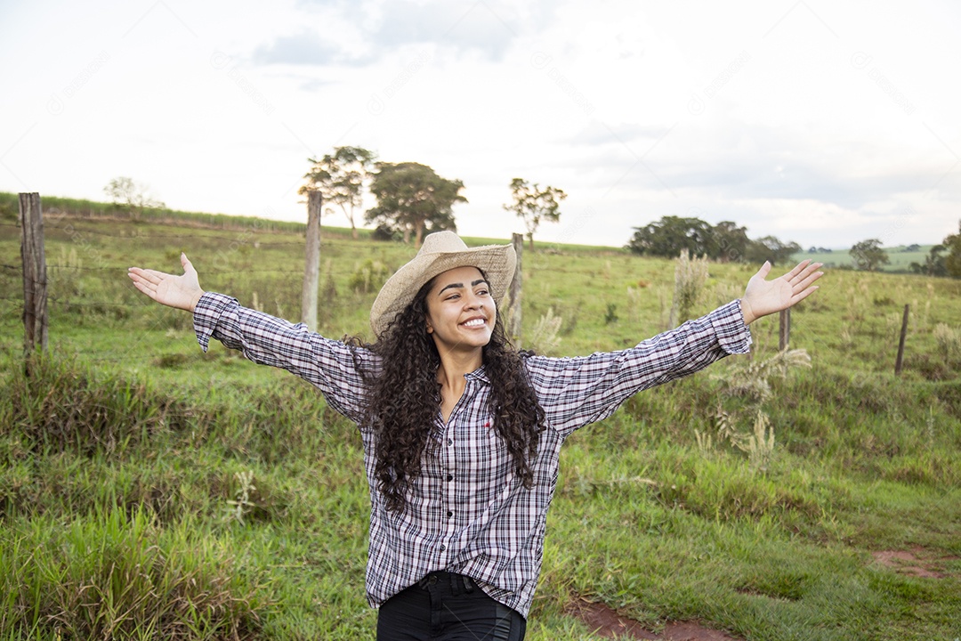 Mulher jovem fazendeira sobre fazenda