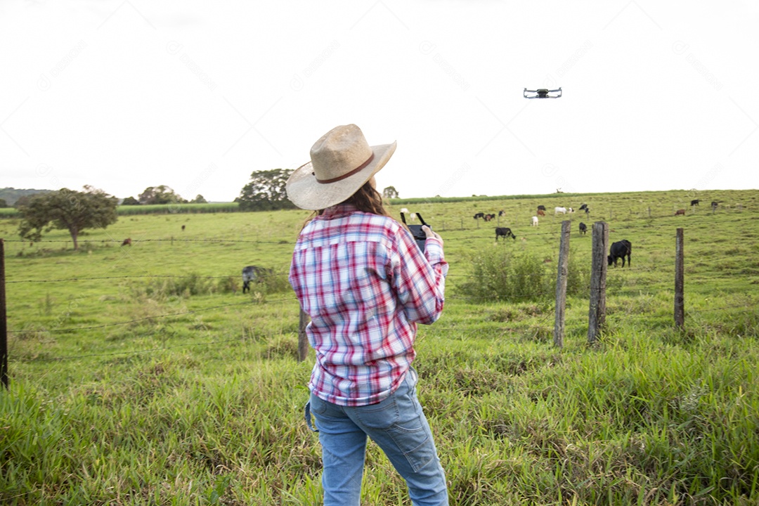 Mulher jovem fazendeira sobre fazenda