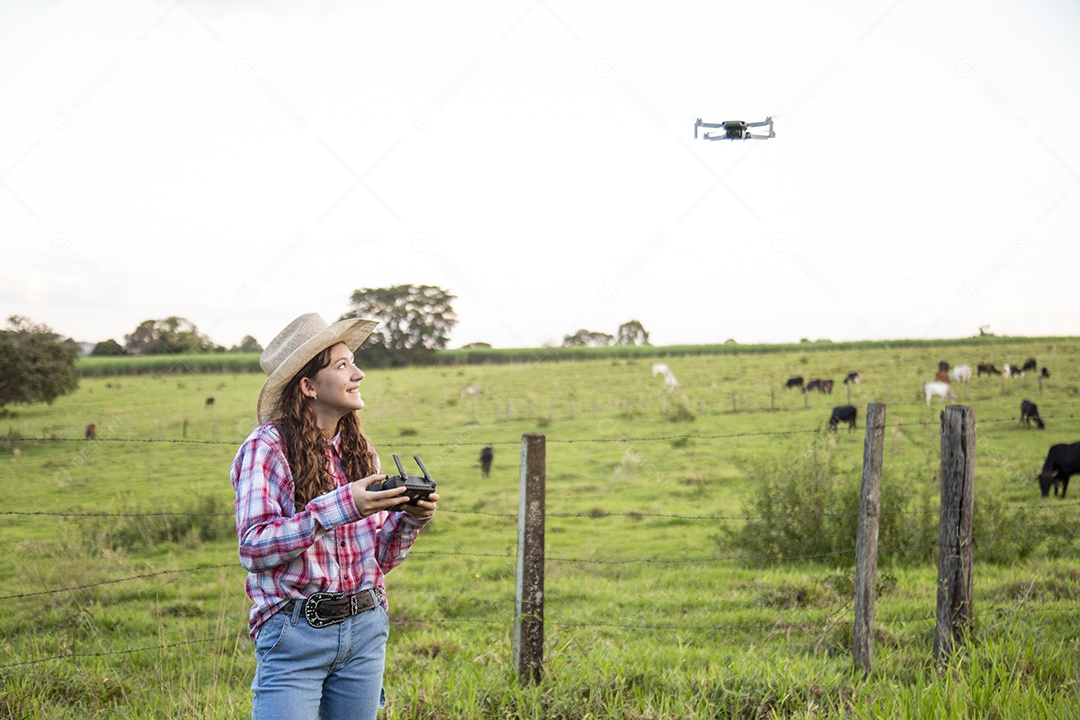 Mulher jovem fazendeira sobre fazenda