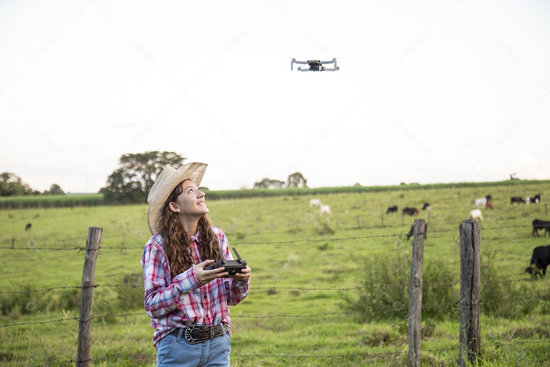 Mulher jovem fazendeira sobre fazenda