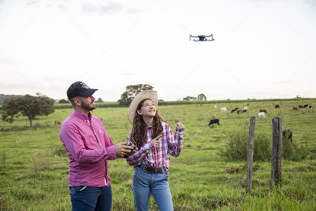 Lindo casal sobre fazenda
