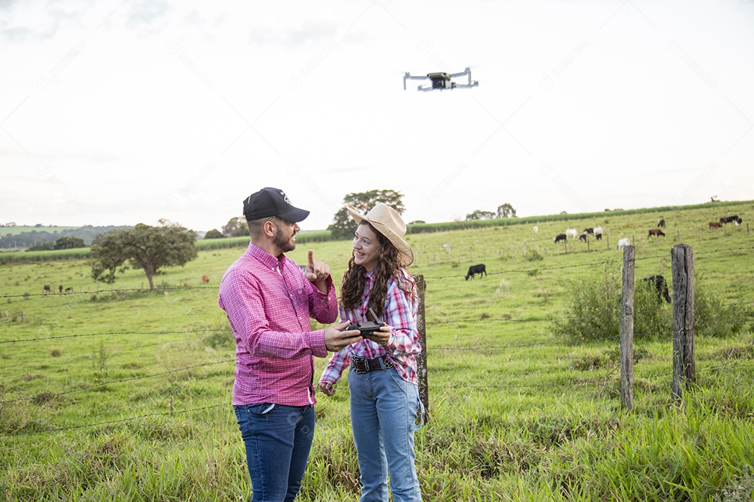 Lindo casal sobre fazenda