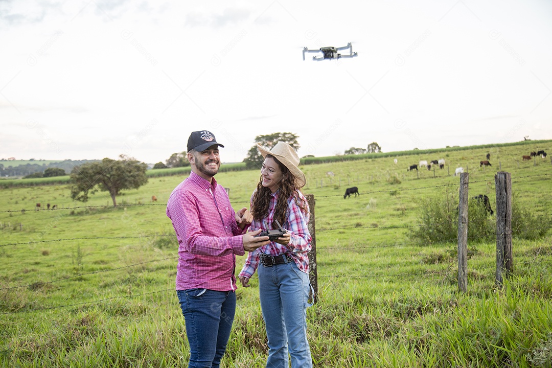 Lindo casal sobre fazenda
