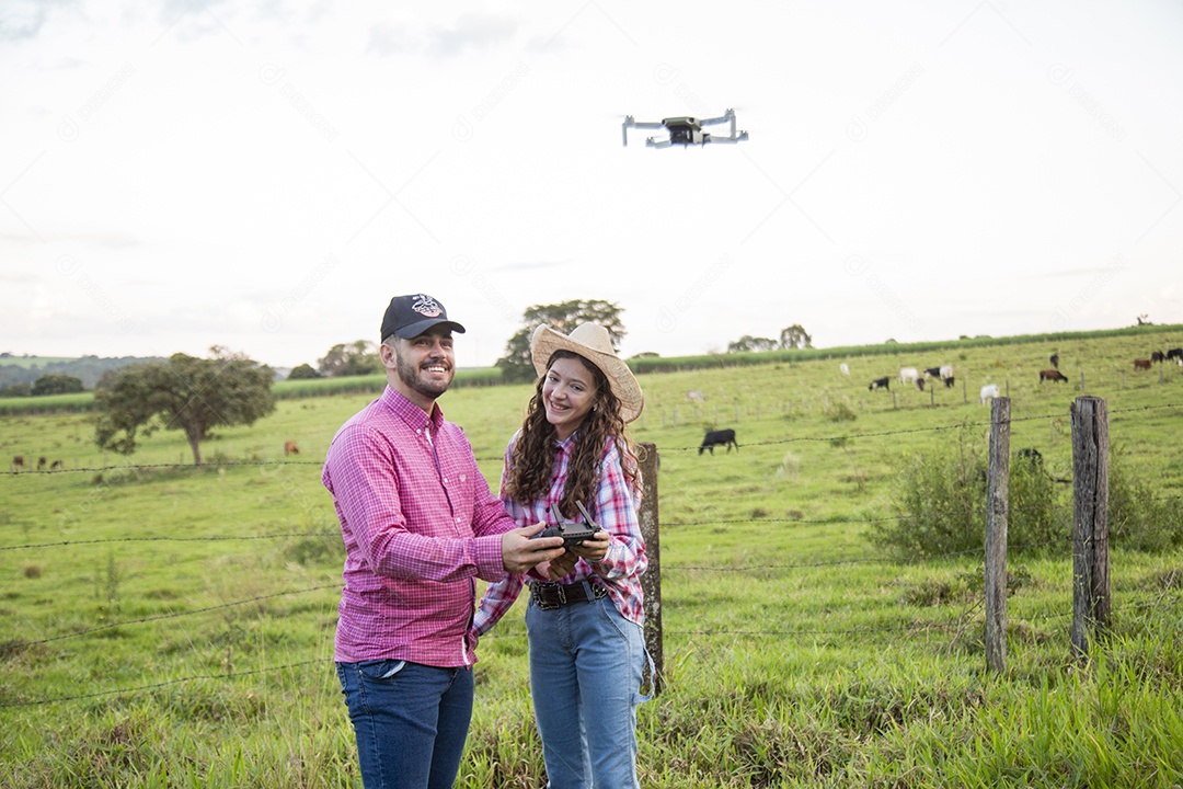 Lindo casal sobre fazenda