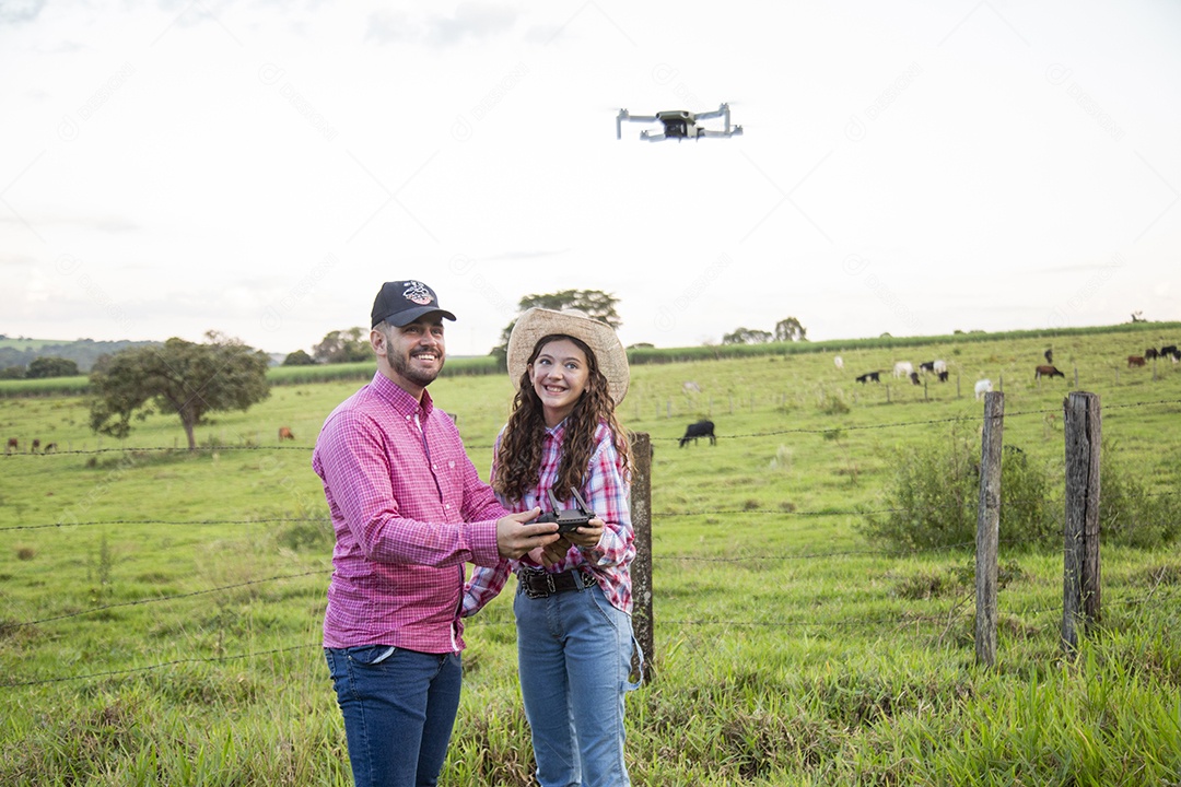 Lindo casal sobre fazenda