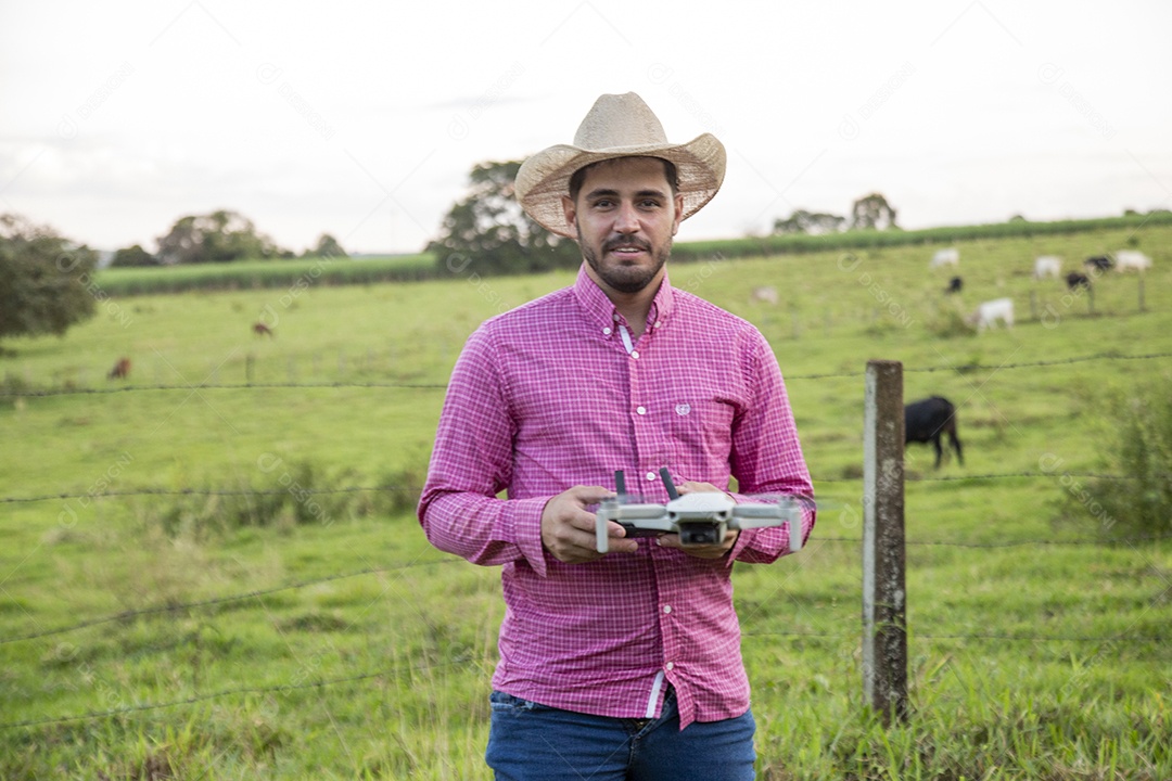 Homem jovem fazendeiro sobre fazenda