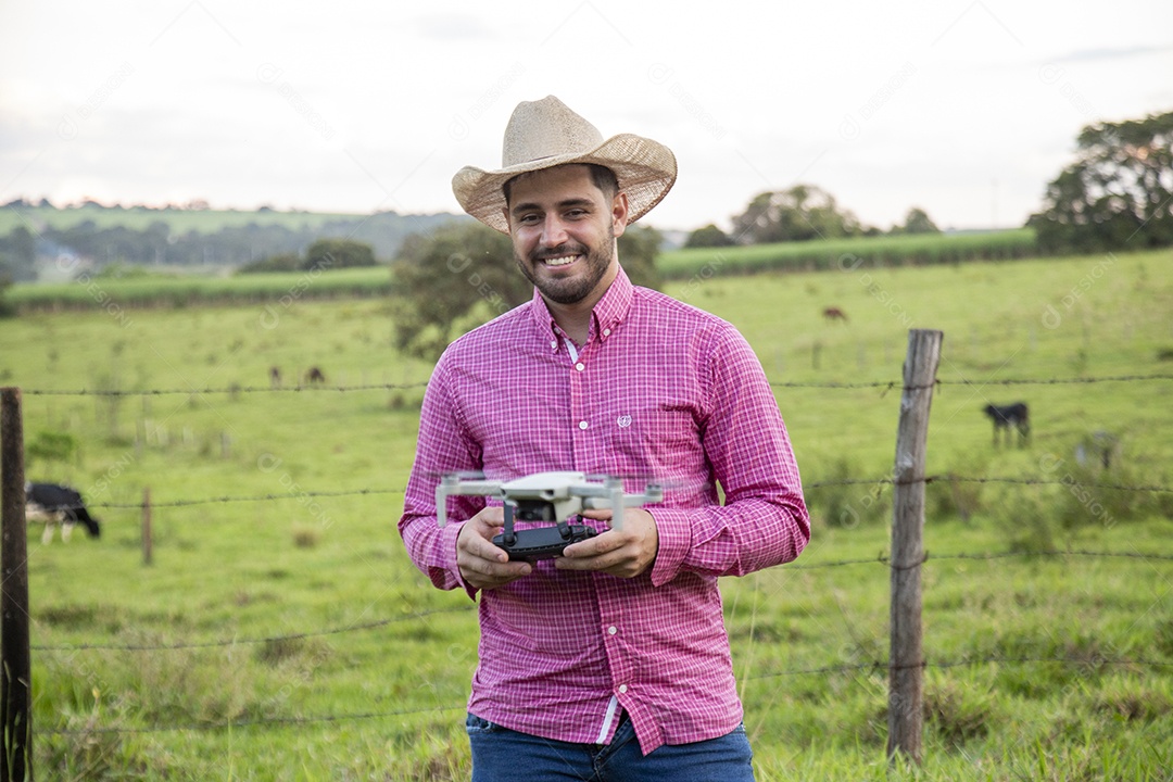 Homem jovem fazendeiro sobre fazenda