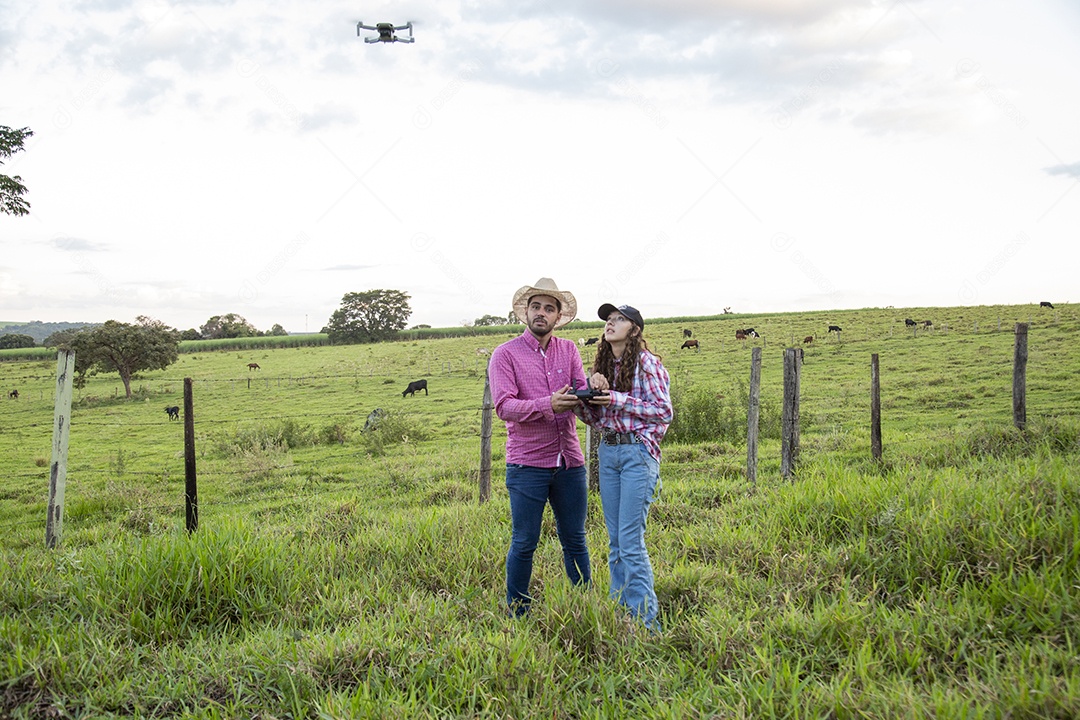 Lindo casal sobre fazenda