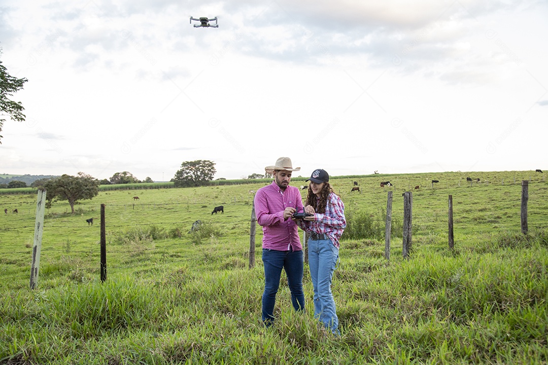 Lindo casal sobre fazenda