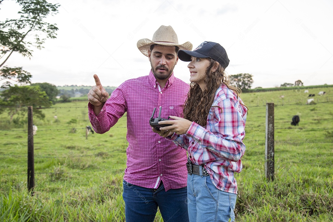 Lindo casal sobre fazenda