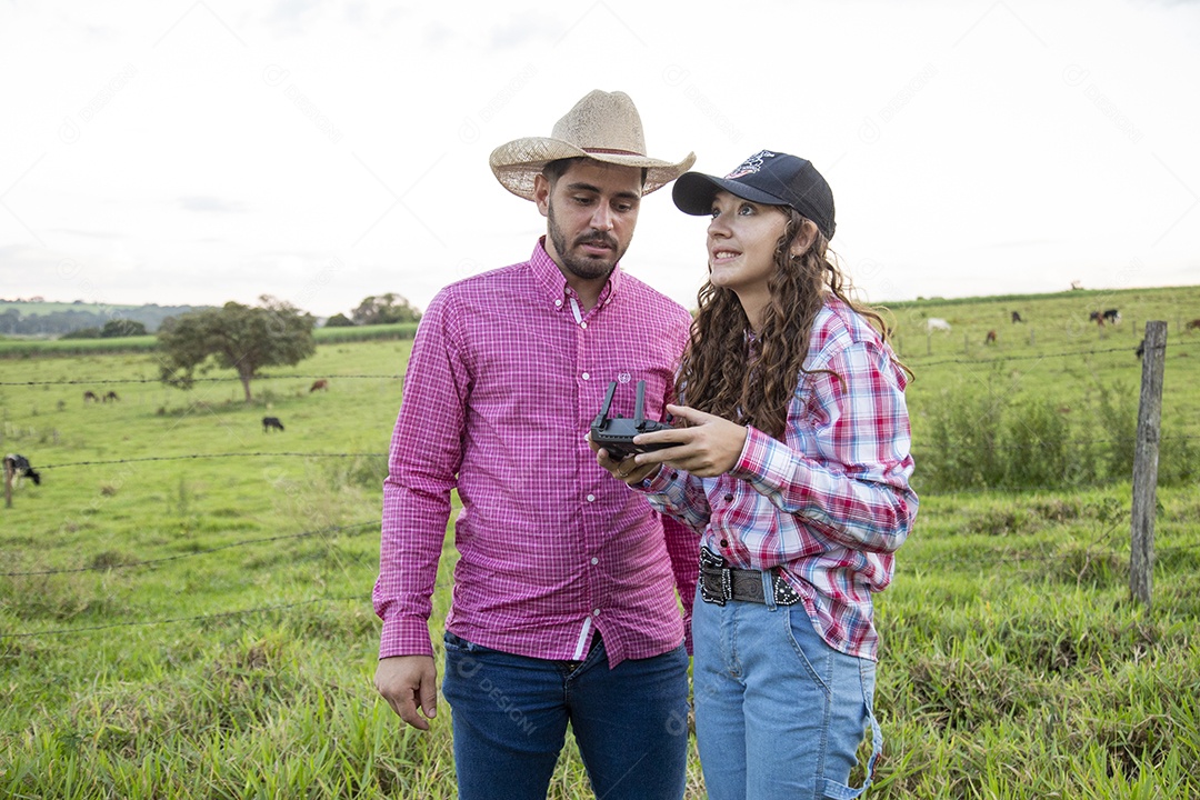 Lindo casal sobre fazenda