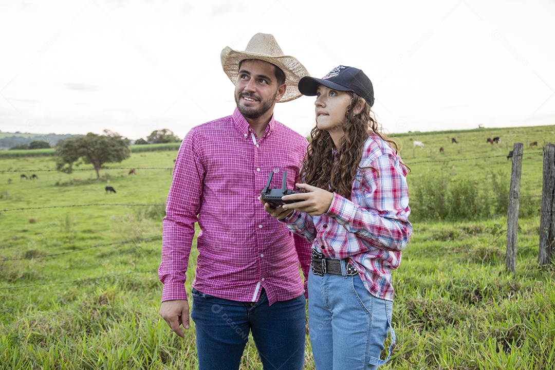 Lindo casal sobre fazenda