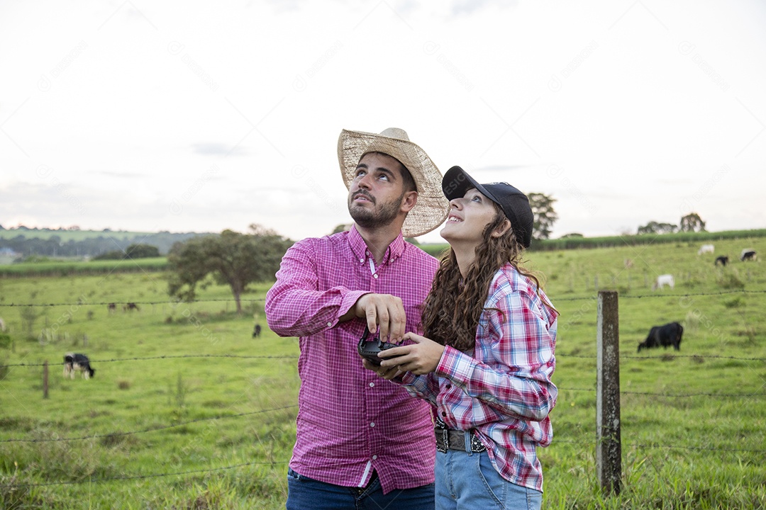Lindo casal sobre fazenda