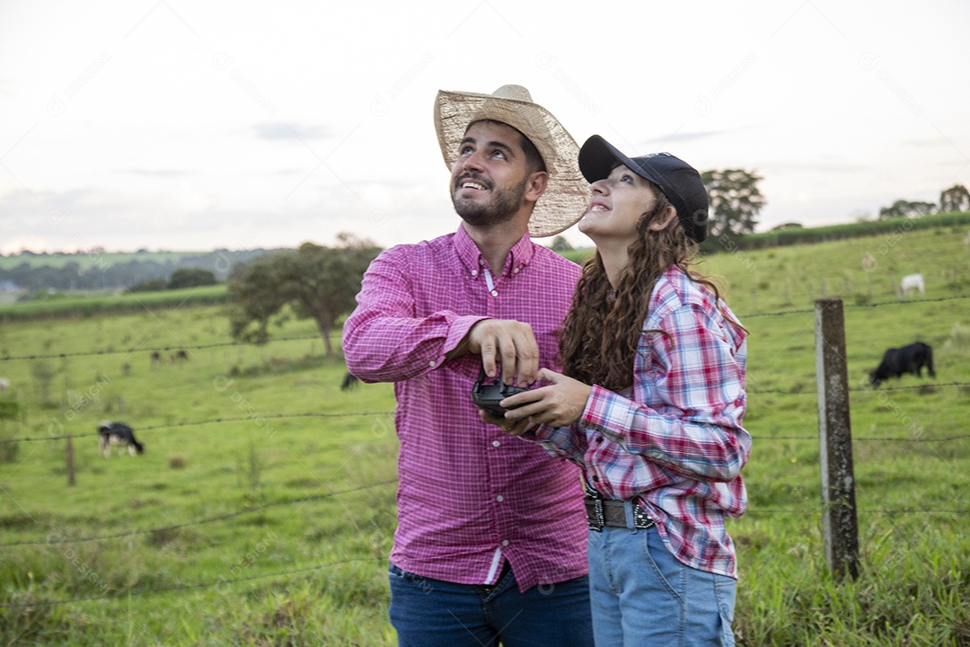 Lindo casal sobre fazenda