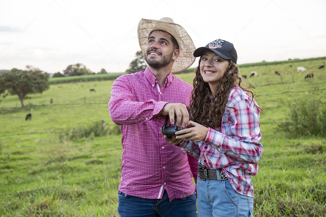 Lindo casal sobre fazenda