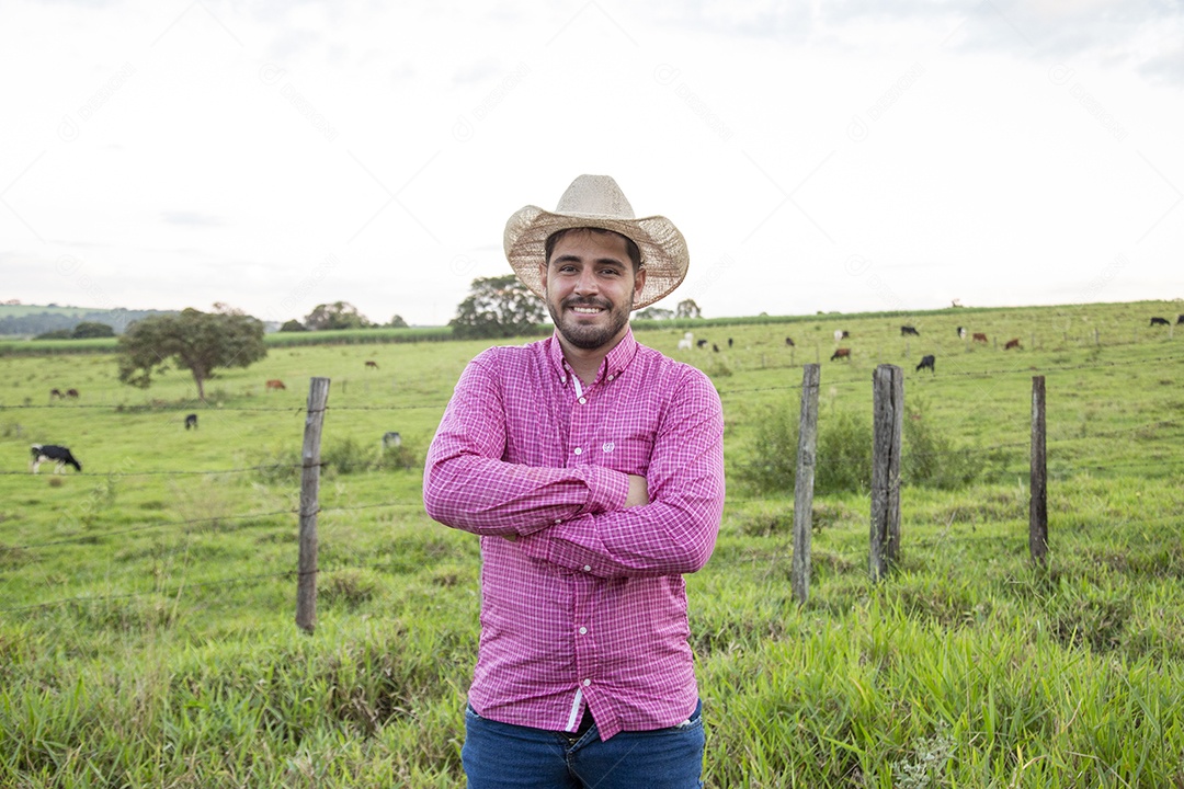 Homem jovem fazendeiro sobre fazenda