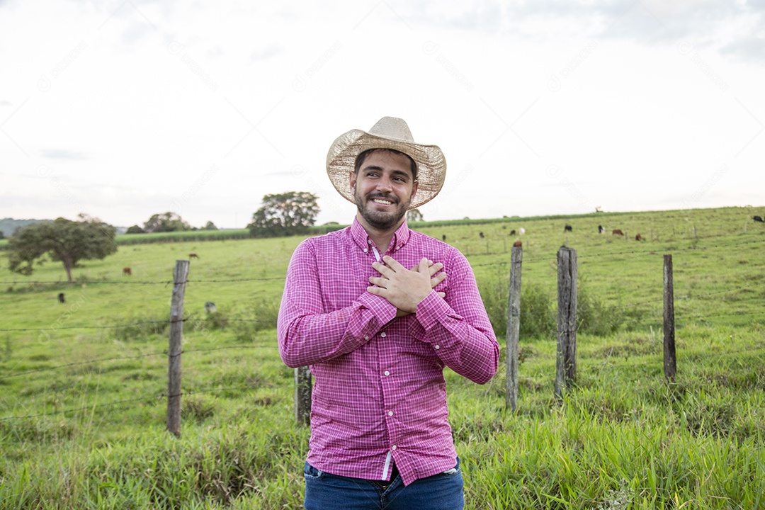 Homem jovem fazendeiro sobre fazenda