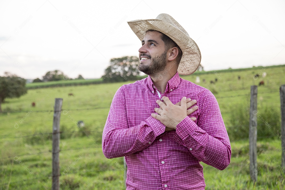 Homem jovem fazendeiro sobre fazenda