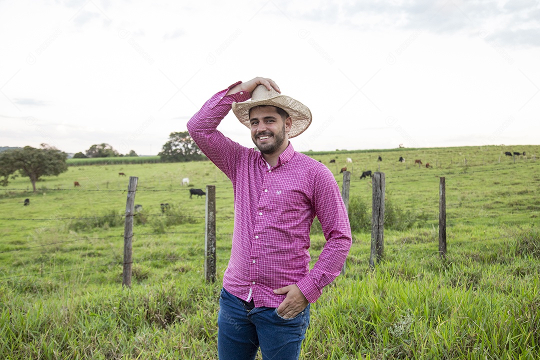 Homem jovem fazendeiro sobre fazenda