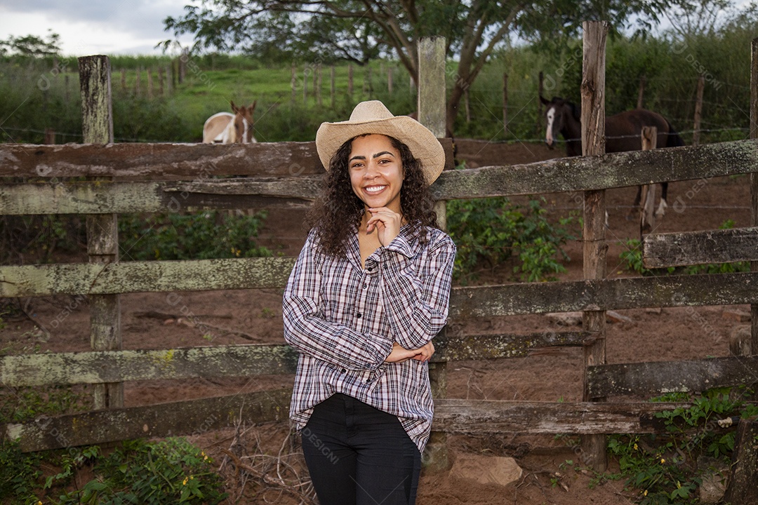 Linda mulher jovem fazendeira sobre fazenda