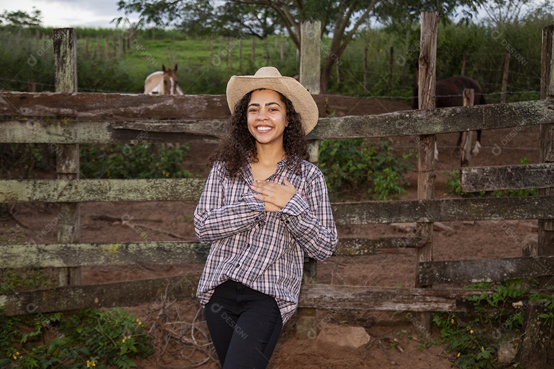 Linda jovem fazendeira sobre fazenda