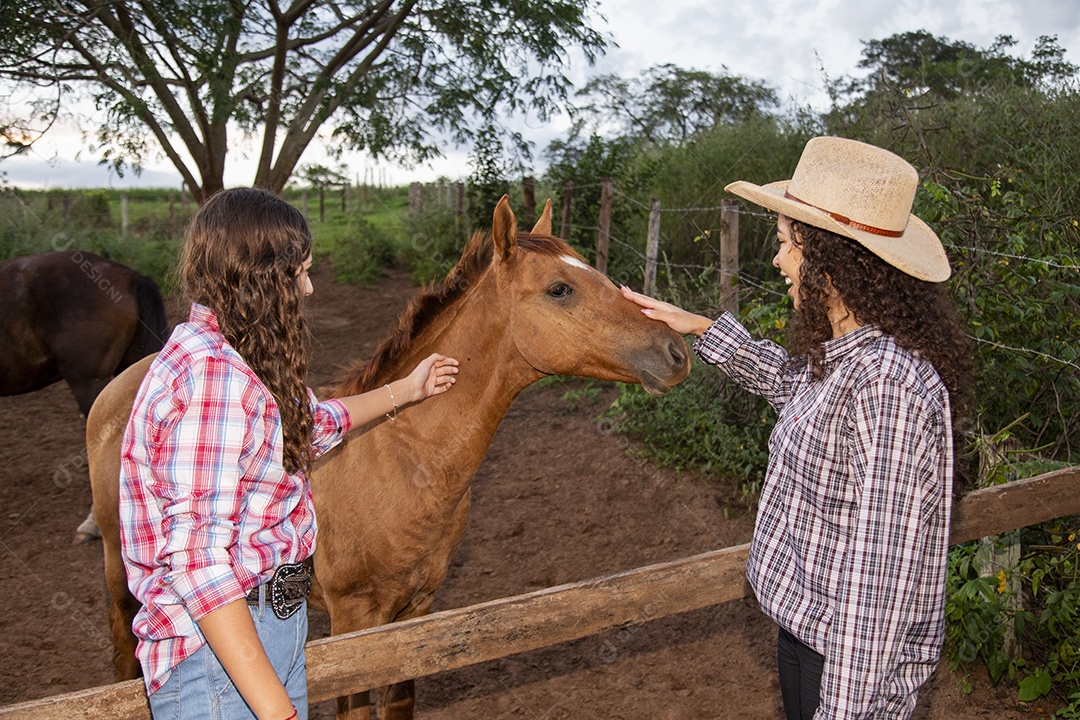 Lindas jovens fazendeiras sobre fazenda