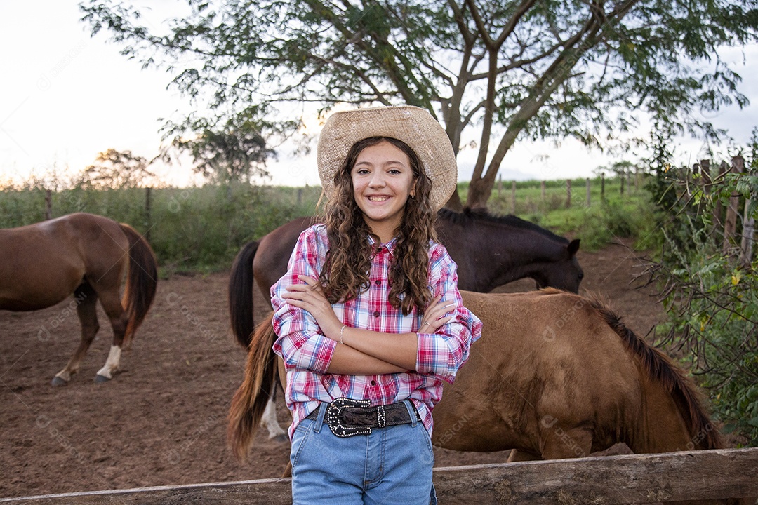 Linda jovem fazendeiro sobre fazenda