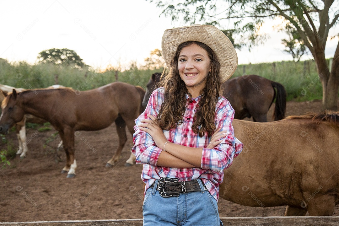 Linda jovem fazendeiro sobre fazenda
