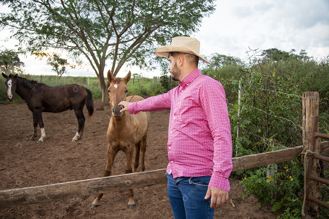 Homem jovem fazendeiro sobre fazenda