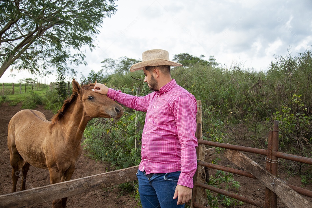 Homem jovem fazendeiro sobre fazenda