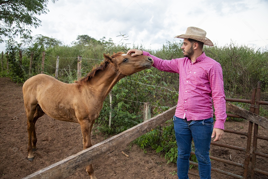 Homem jovem fazendeiro sobre fazenda