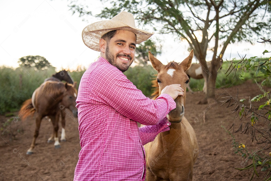Homem jovem fazendeiro sobre fazenda