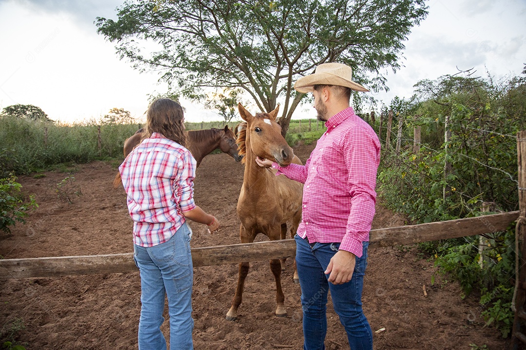 Lindo casal sobre fazenda