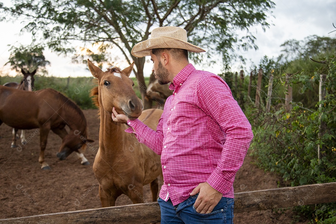 Homem jovem fazendeiro sobre fazenda