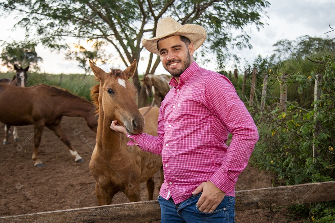 Homem jovem fazendeiro sobre fazenda