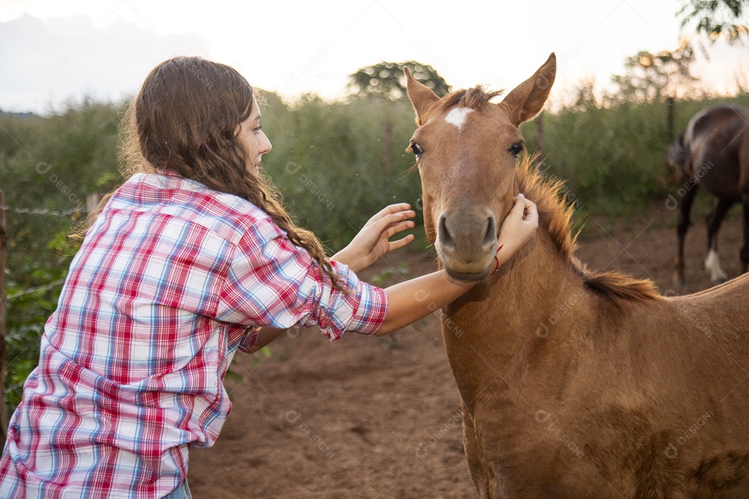 Linda mulher jovem fazendeira sobre fazenda