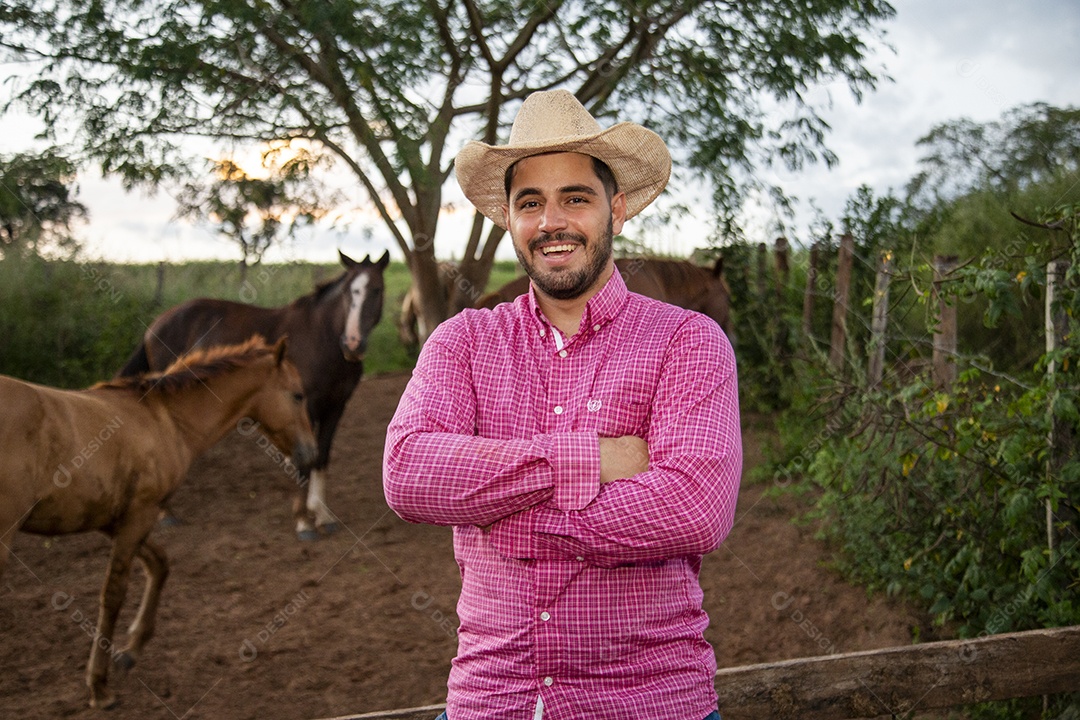 Homem jovem fazendeiro sobre fazenda