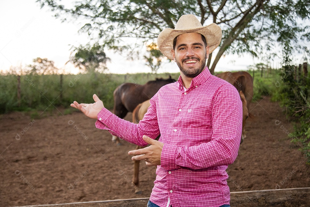 Homem jovem fazendeiro sobre fazenda