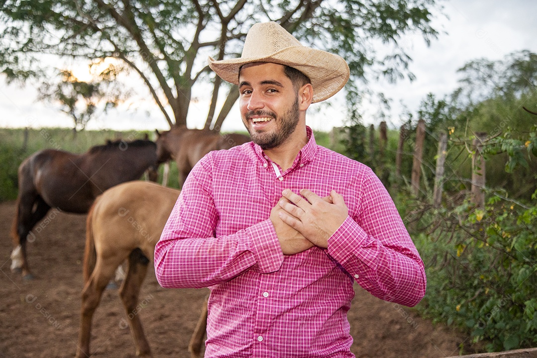 Homem jovem fazendeiro sobre fazenda