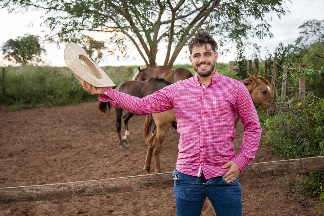 Homem jovem fazendeiro sobre fazenda