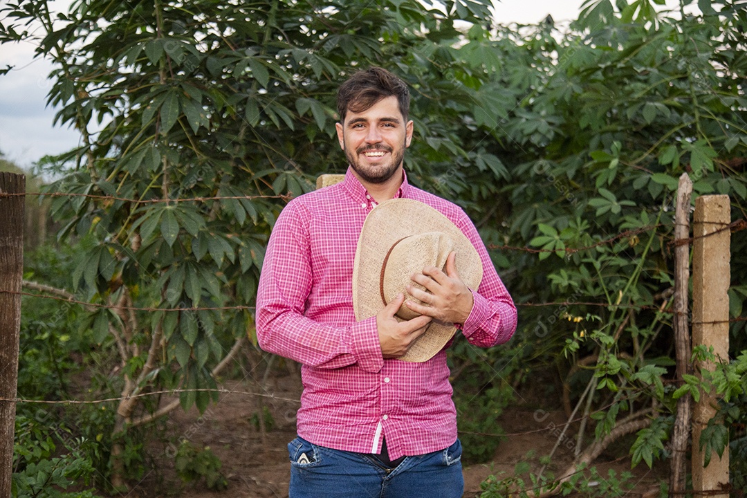Homem jovem fazendeiro sobre fazenda