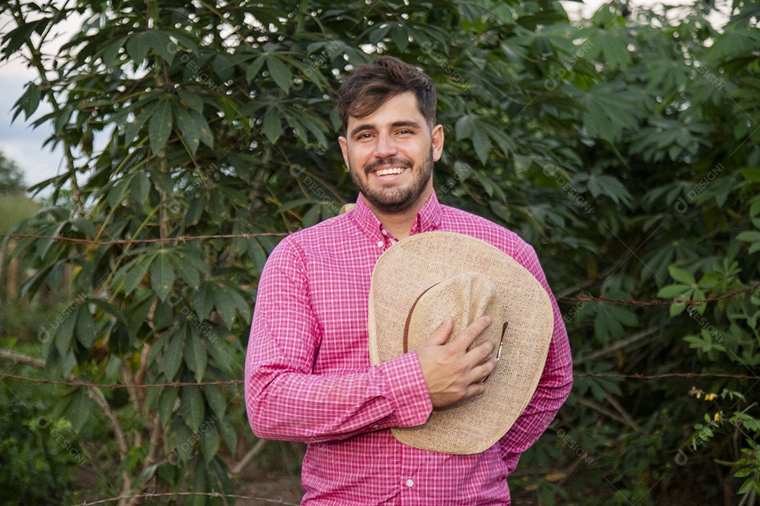 Homem jovem fazendeiro sobre fazenda
