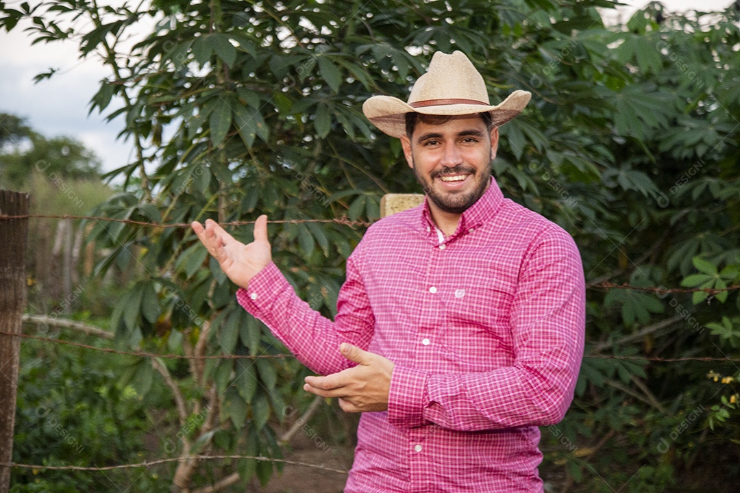 Homem jovem fazendeiro sobre fazenda