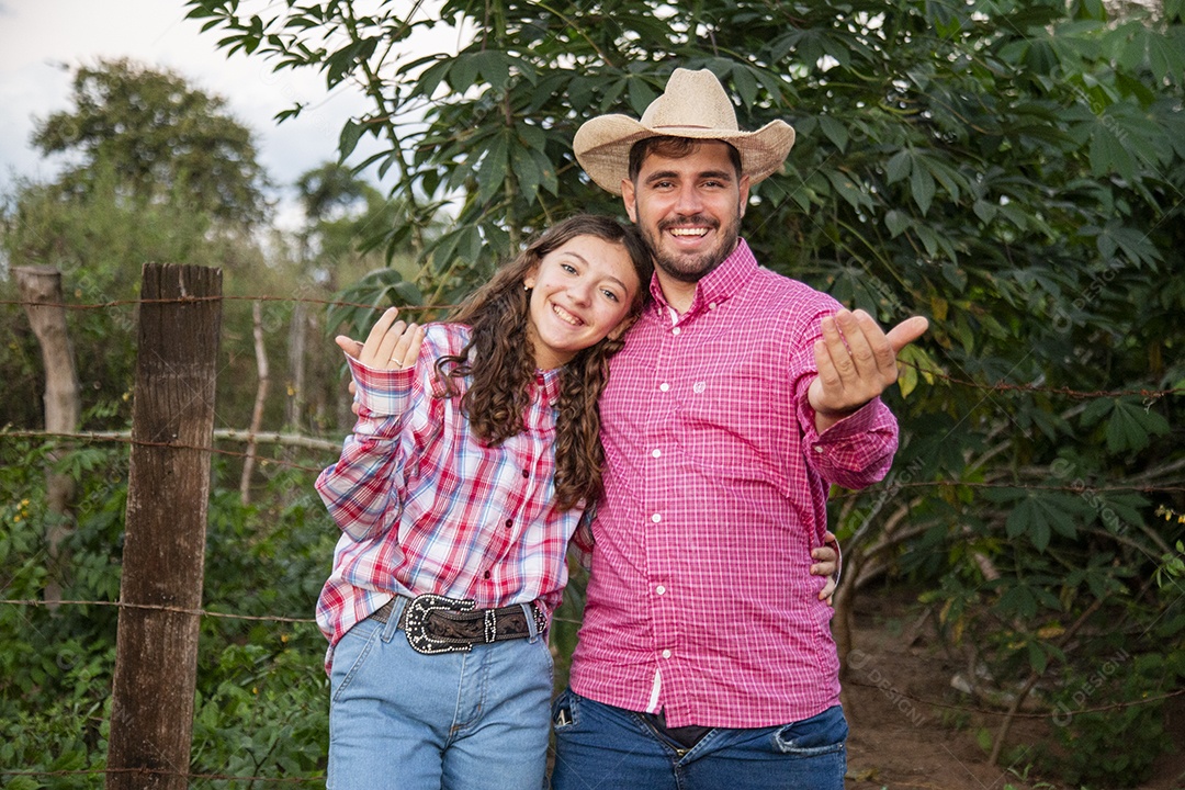 Lindo casal sobre fazenda
